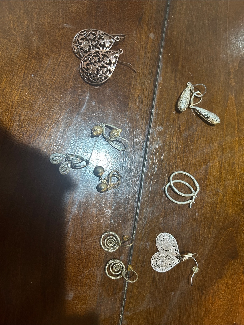 8 pairs of assorted earrings of rose gold, gold and silver